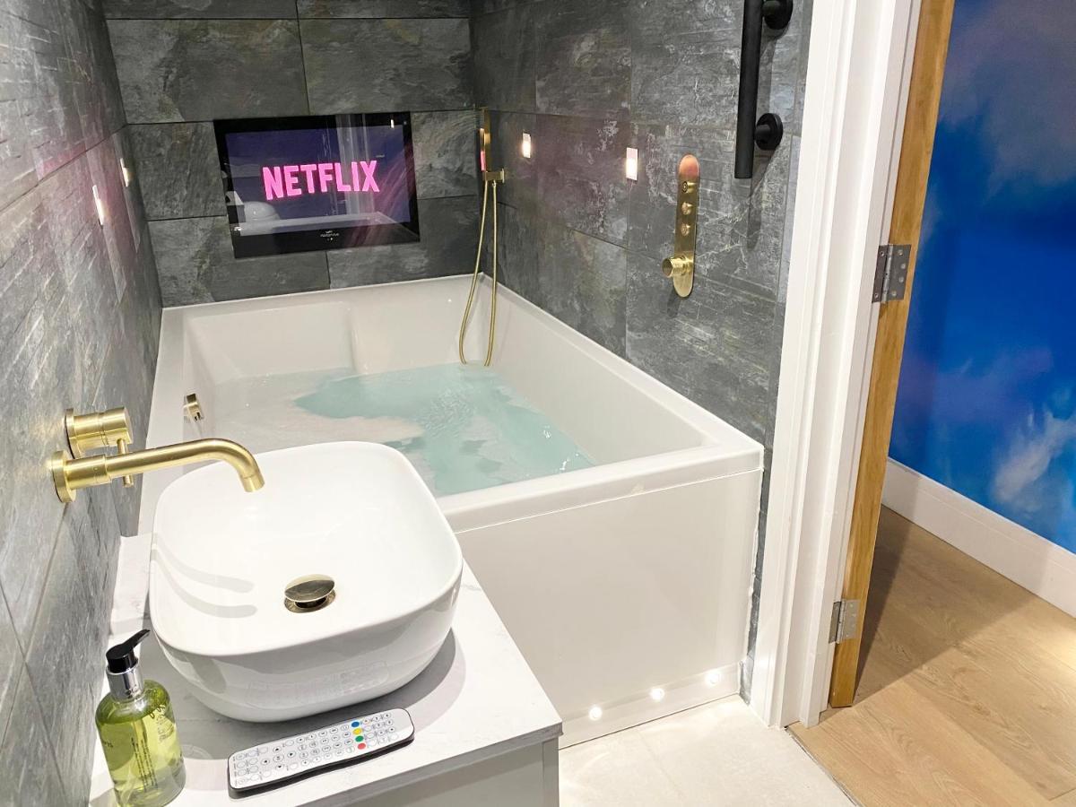 Cloud9 Guest House - By Coastline Retreats - Newly Renovated, Beautiful Ensuite Rooms Near Seafront In Town Centre, Netflix, Superfast Wifi, Communal Kitchen Bournemouth Bagian luar foto